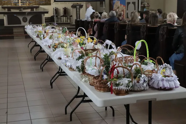 Poświęcenie pokarmów wielkanocnych. Tradycja i symbolika w ostrowskich parafiach (zdjęcia)
