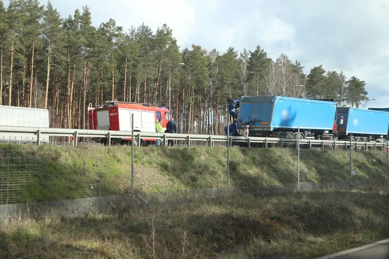Karambol na S8 w Przyjmach. Trzy tiry zablokowały trasę! (aktualizacja, zdjęcia)