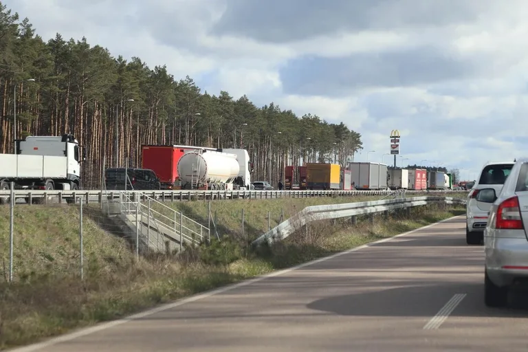Karambol na S8 w Przyjmach. Trzy tiry zablokowały trasę! (aktualizacja, zdjęcia)