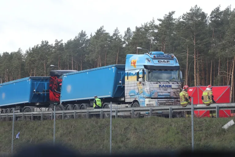 Karambol na S8 w Przyjmach. Trzy tiry zablokowały trasę! (aktualizacja, zdjęcia)