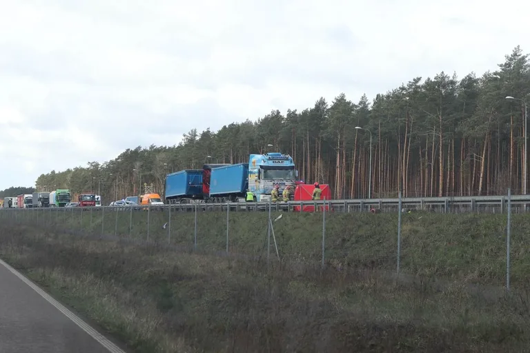Karambol na S8 w Przyjmach. Trzy tiry zablokowały trasę! (aktualizacja, zdjęcia)