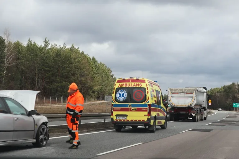 Wypadek na S8. Zderzenie osobówki z ciężarówką! (zdjęcia)