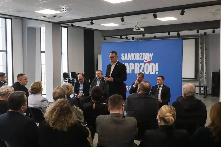 Ostrów Mazowiecka na mapie samorządowych debat. Spotkanie w ramach inicjatywy "Samorządy Naprzód" (zdjęcia)
