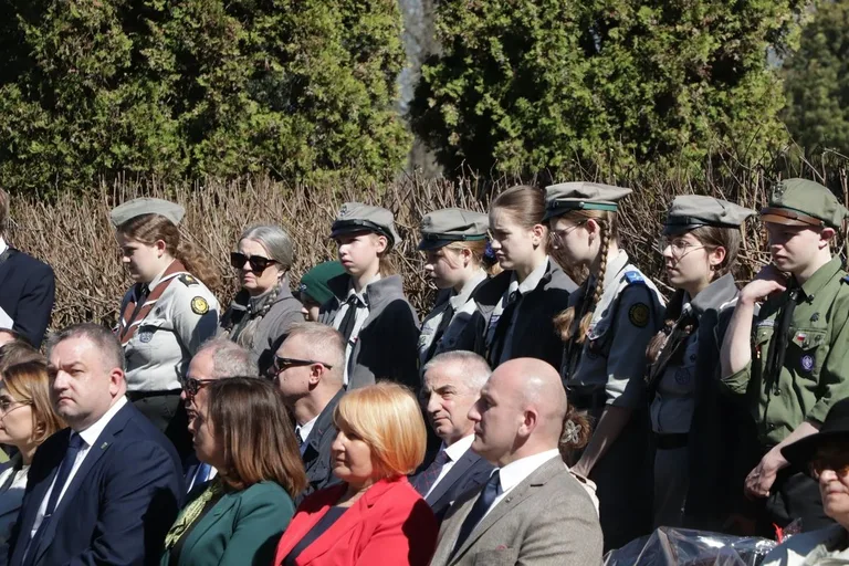 85 lat od Zbrodni Katyńskiej. Wzruszające uroczystości połączyły pokolenia w hołdzie bohaterom (zdjęcia)
