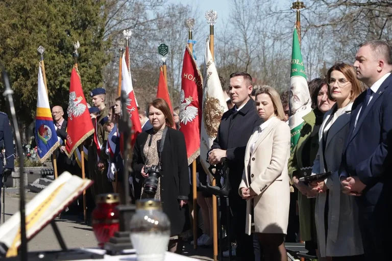 85 lat od Zbrodni Katyńskiej. Wzruszające uroczystości połączyły pokolenia w hołdzie bohaterom (zdjęcia)