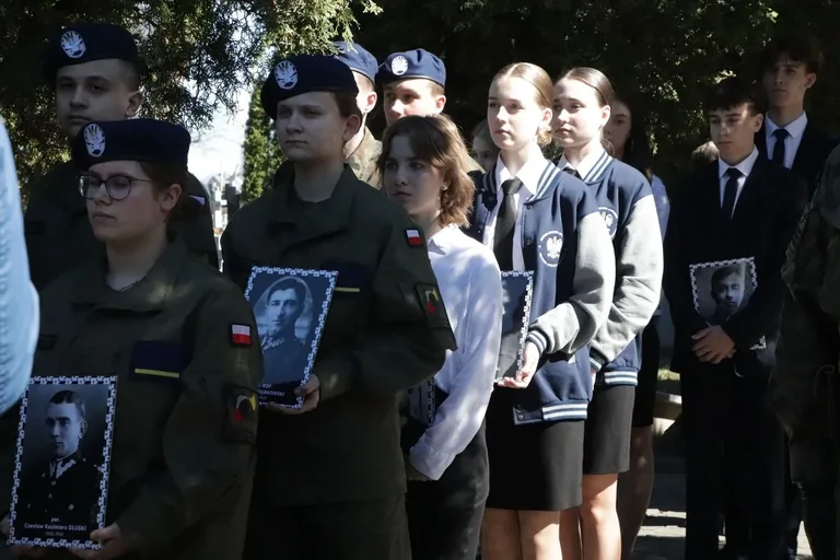 85 lat od Zbrodni Katyńskiej. Wzruszające uroczystości połączyły pokolenia w hołdzie bohaterom (zdjęcia)