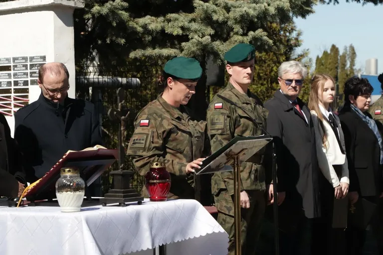 85 lat od Zbrodni Katyńskiej. Wzruszające uroczystości połączyły pokolenia w hołdzie bohaterom (zdjęcia)