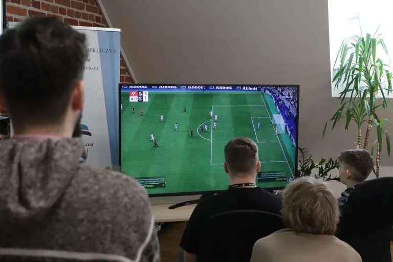 II Turniej FIFA w Miejskiej Bibliotece Publicznej. Emocje na najwyższym poziomie (zdjęcia)