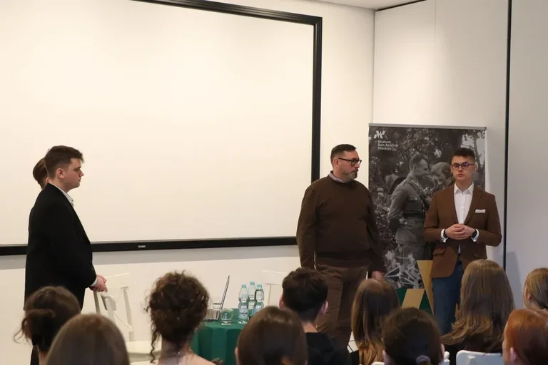 Młodzi rozmawiali o Zbrodni Katyńskiej. Spotkanie pełne refleksji (zdjęcia)