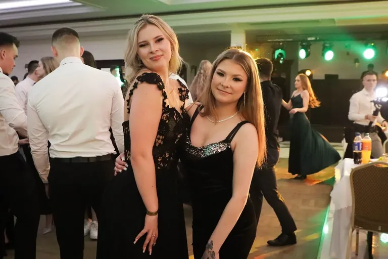 Maturzyści "Rubinka" bawią się na balu w Maciejowej Chacie (zdjęcia, wideo)