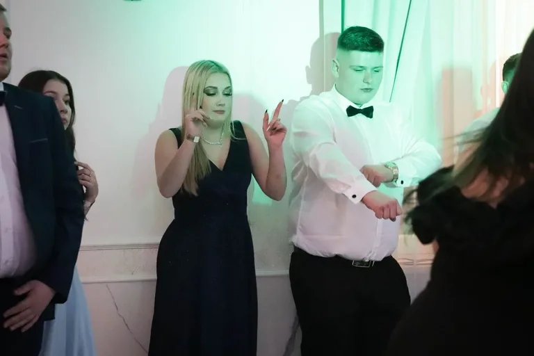 Maturzyści "Rubinka" bawią się na balu w Maciejowej Chacie (zdjęcia, wideo)