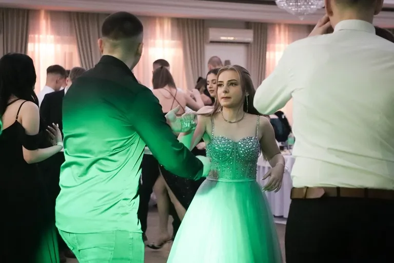 Maturzyści "Rubinka" bawią się na balu w Maciejowej Chacie (zdjęcia, wideo)