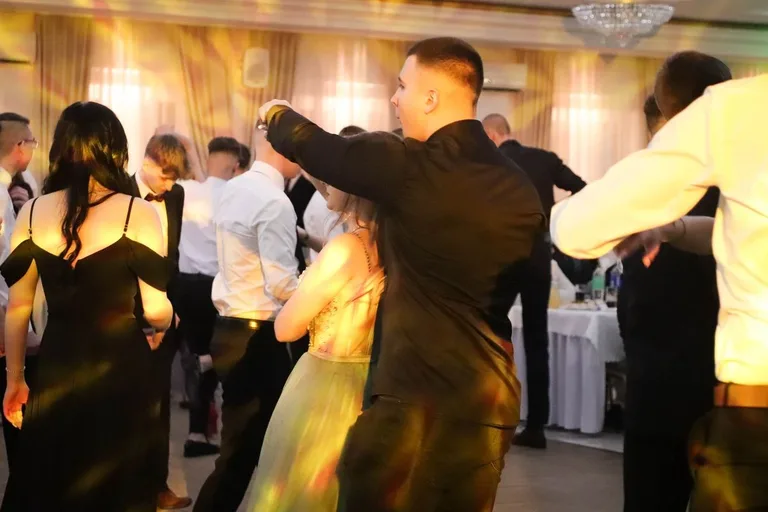 Maturzyści "Rubinka" bawią się na balu w Maciejowej Chacie (zdjęcia, wideo)