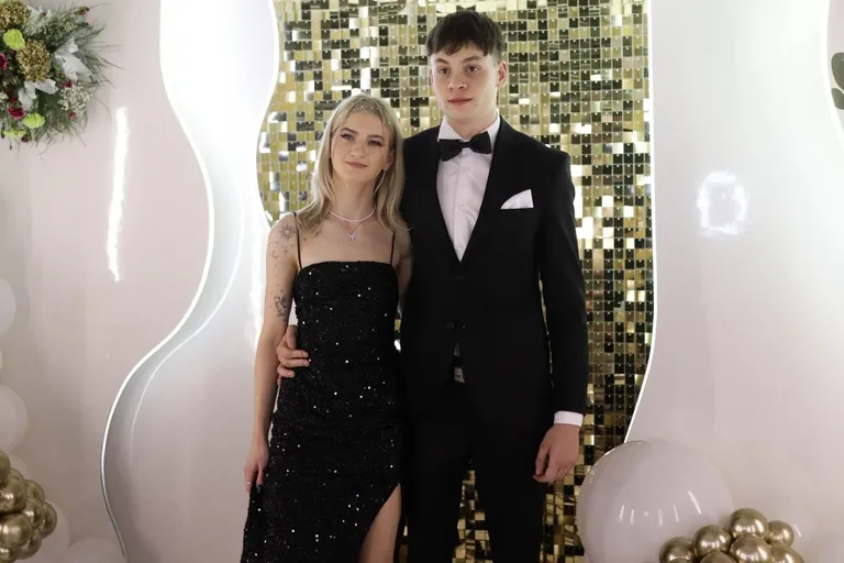 Uczniowie ZSCKR w Starym Lubiejewie świętują swoją niezapomnianą studniówkę (zdjęcia, wideo)