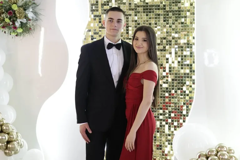 Uczniowie ZSCKR w Starym Lubiejewie świętują swoją niezapomnianą studniówkę (zdjęcia, wideo)