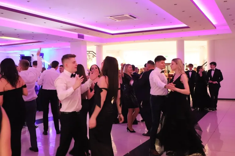 Studniówka uczniów "Koperniczka" w Tango. Niezapomniana noc maturzystów (zdjęcia, wideo)