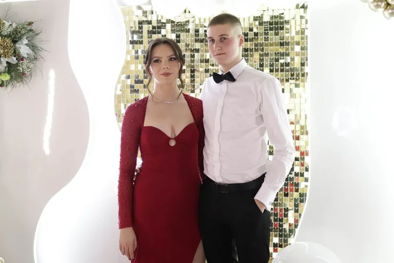 Uczniowie ZSCKR w Starym Lubiejewie świętują swoją niezapomnianą studniówkę (zdjęcia, wideo)