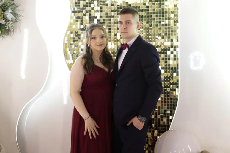 Uczniowie ZSCKR w Starym Lubiejewie świętują swoją niezapomnianą studniówkę (zdjęcia, wideo)