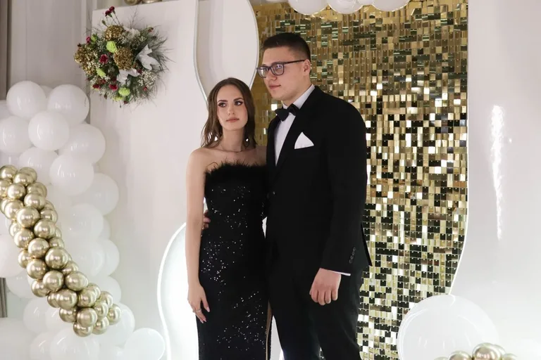 Uczniowie ZSCKR w Starym Lubiejewie świętują swoją niezapomnianą studniówkę (zdjęcia, wideo)