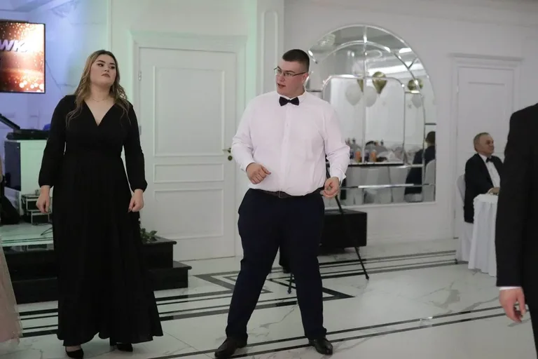 Uczniowie ZSCKR w Starym Lubiejewie świętują swoją niezapomnianą studniówkę (zdjęcia, wideo)