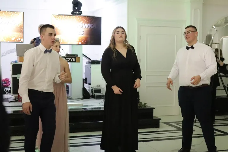 Uczniowie ZSCKR w Starym Lubiejewie świętują swoją niezapomnianą studniówkę (zdjęcia, wideo)