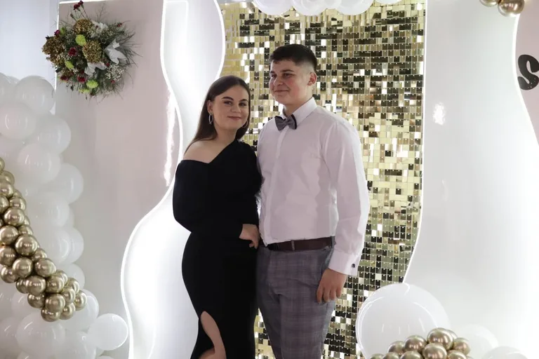 Uczniowie ZSCKR w Starym Lubiejewie świętują swoją niezapomnianą studniówkę (zdjęcia, wideo)