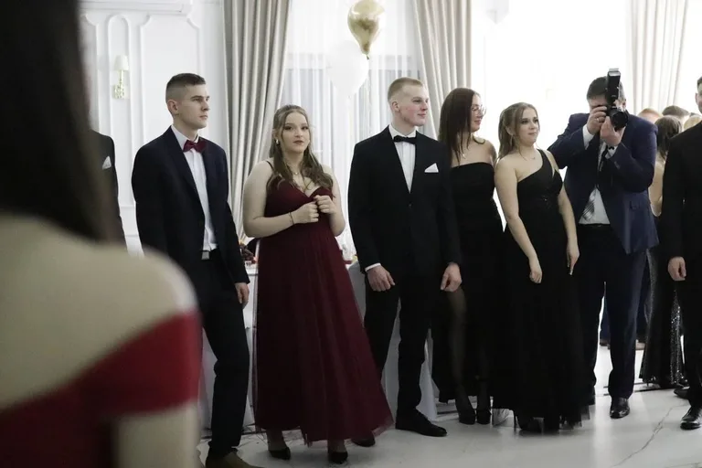 Uczniowie ZSCKR w Starym Lubiejewie świętują swoją niezapomnianą studniówkę (zdjęcia, wideo)