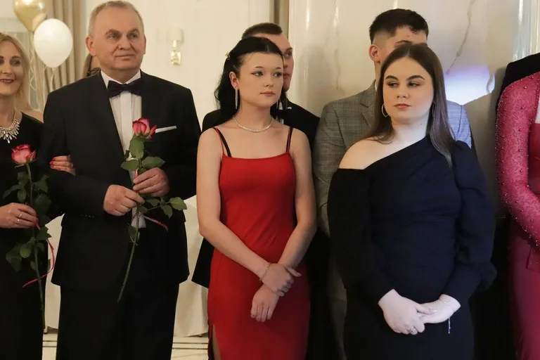Uczniowie ZSCKR w Starym Lubiejewie świętują swoją niezapomnianą studniówkę (zdjęcia, wideo)