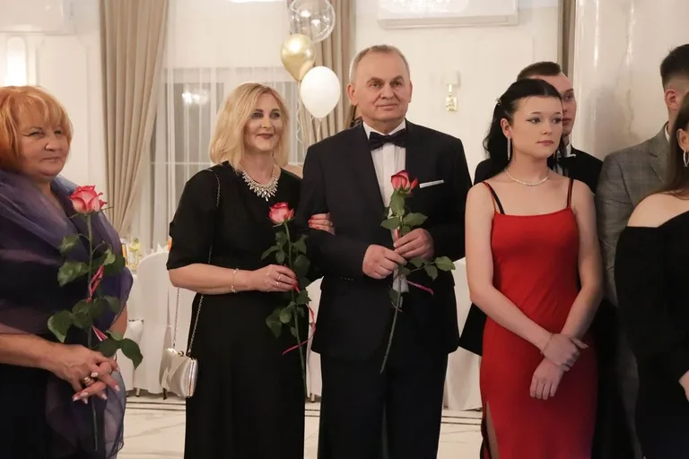 Uczniowie ZSCKR w Starym Lubiejewie świętują swoją niezapomnianą studniówkę (zdjęcia, wideo)