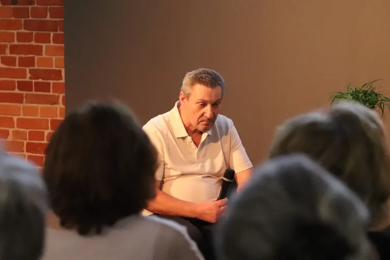 Wernisaż pełen emocji. Marek Turkot prezentuje linoryty i wspiera WOŚP (zdjęcia)