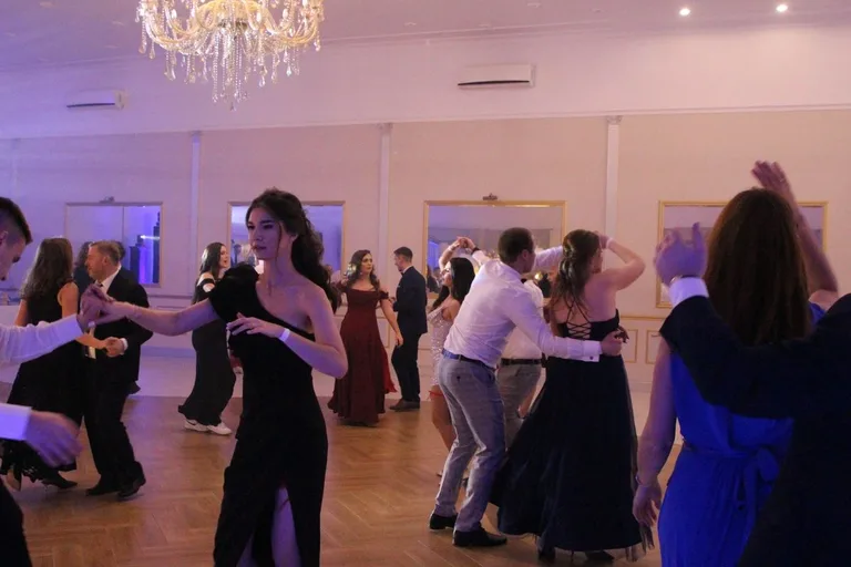 Ostatni bal przed maturą. Studniówka uczniów "Ekonomika" (zdjęcia, wideo)