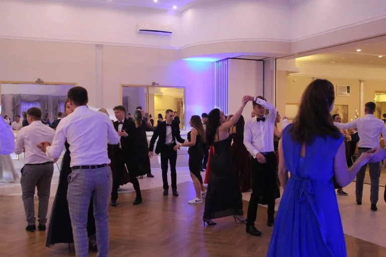 Ostatni bal przed maturą. Studniówka uczniów "Ekonomika" (zdjęcia, wideo)