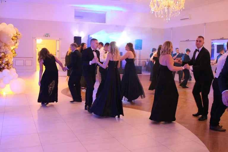 Ostatni bal przed maturą. Studniówka uczniów "Ekonomika" (zdjęcia, wideo)