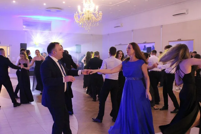 Ostatni bal przed maturą. Studniówka uczniów "Ekonomika" (zdjęcia, wideo)