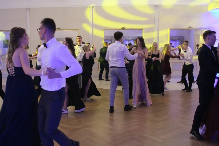 Ostatni bal przed maturą. Studniówka uczniów "Ekonomika" (zdjęcia, wideo)