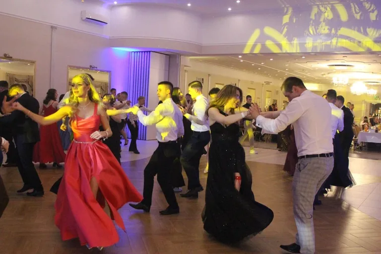 Ostatni bal przed maturą. Studniówka uczniów "Ekonomika" (zdjęcia, wideo)