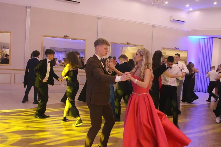 Ostatni bal przed maturą. Studniówka uczniów "Ekonomika" (zdjęcia, wideo)