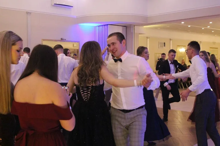 Ostatni bal przed maturą. Studniówka uczniów "Ekonomika" (zdjęcia, wideo)