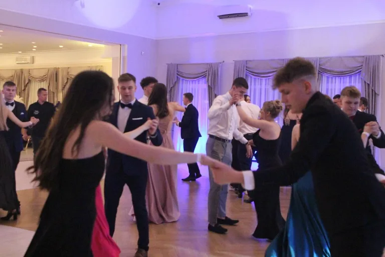 Ostatni bal przed maturą. Studniówka uczniów "Ekonomika" (zdjęcia, wideo)