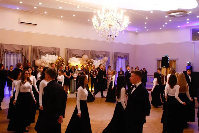 Ostatni bal przed maturą. Studniówka uczniów "Ekonomika" (zdjęcia, wideo)