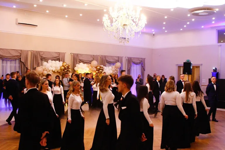 Ostatni bal przed maturą. Studniówka uczniów "Ekonomika" (zdjęcia, wideo)