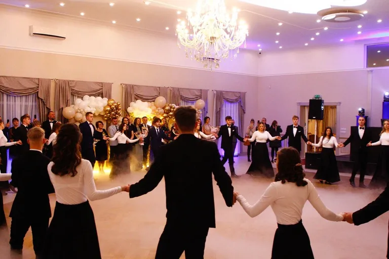 Ostatni bal przed maturą. Studniówka uczniów "Ekonomika" (zdjęcia, wideo)