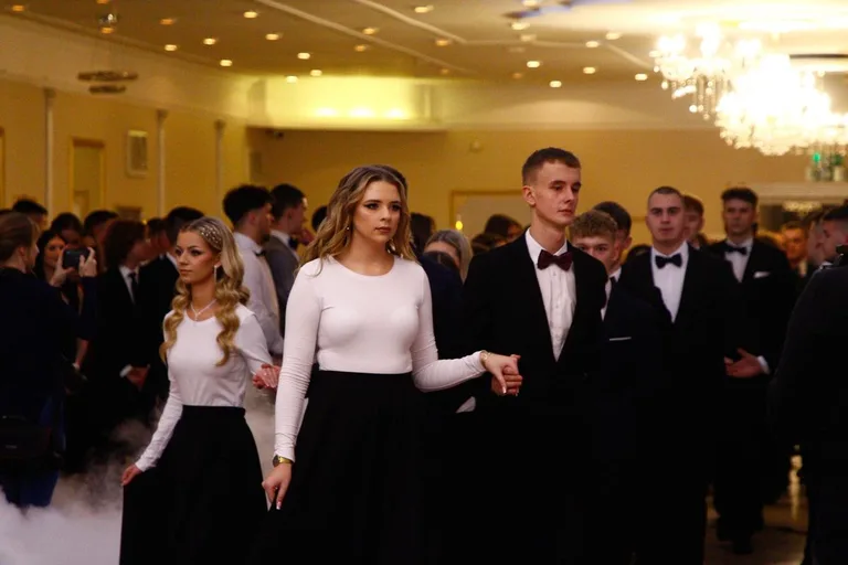 Ostatni bal przed maturą. Studniówka uczniów "Ekonomika" (zdjęcia, wideo)