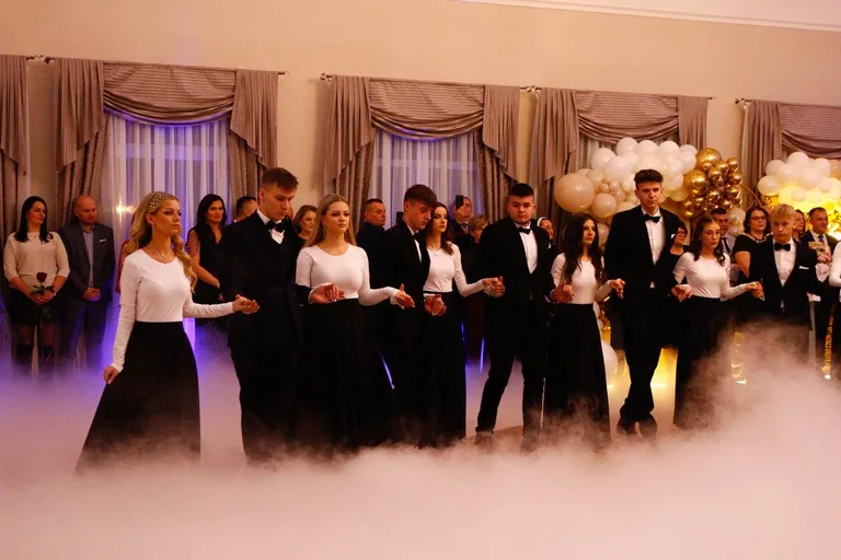 Ostatni bal przed maturą. Studniówka uczniów "Ekonomika" (zdjęcia, wideo)