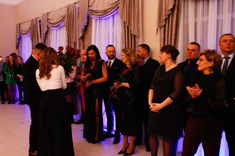 Ostatni bal przed maturą. Studniówka uczniów "Ekonomika" (zdjęcia, wideo)