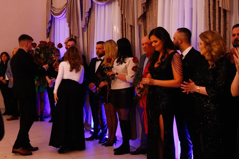 Ostatni bal przed maturą. Studniówka uczniów "Ekonomika" (zdjęcia, wideo)