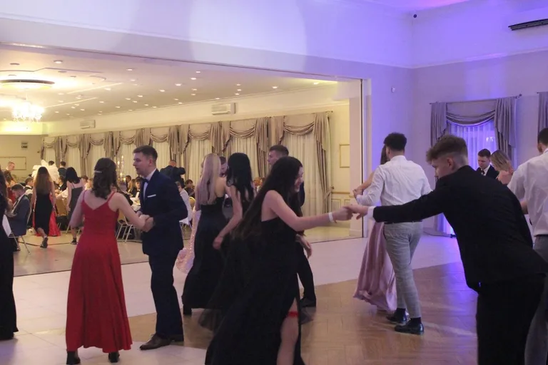 Ostatni bal przed maturą. Studniówka uczniów "Ekonomika" (zdjęcia, wideo)