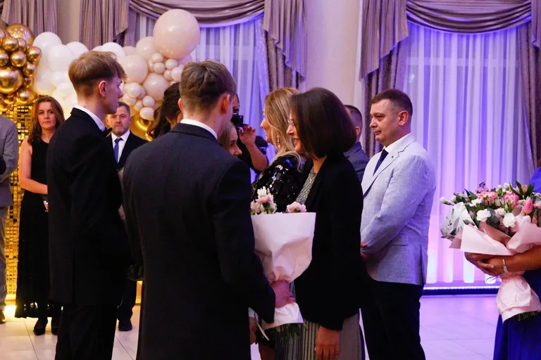 Ostatni bal przed maturą. Studniówka uczniów "Ekonomika" (zdjęcia, wideo)