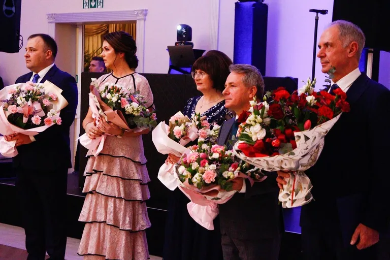 Ostatni bal przed maturą. Studniówka uczniów "Ekonomika" (zdjęcia, wideo)