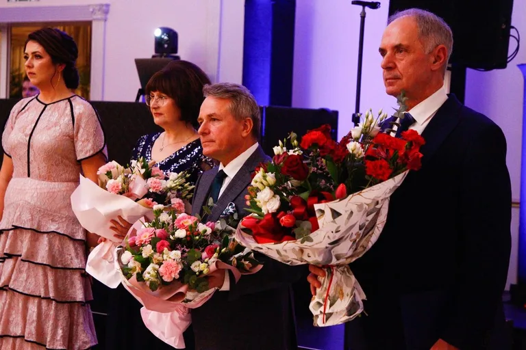 Ostatni bal przed maturą. Studniówka uczniów "Ekonomika" (zdjęcia, wideo)